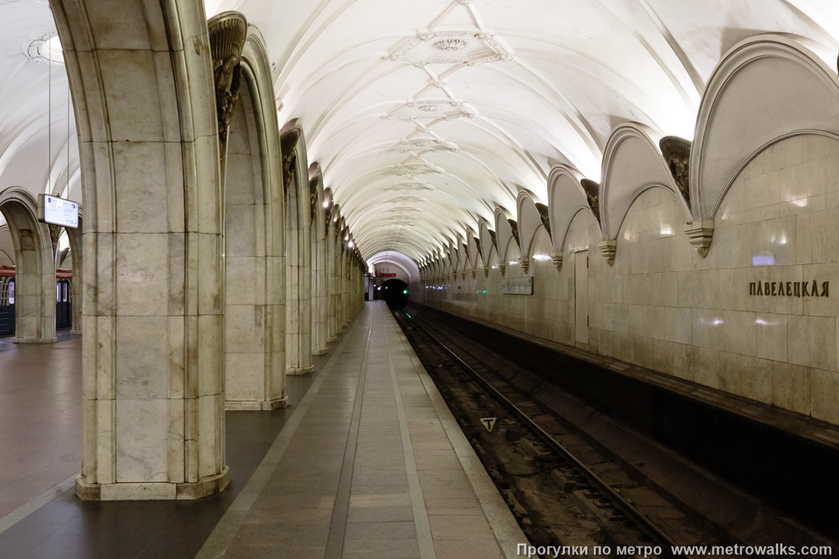 Фотография станции Павелецкая (Замоскворецкая линия, Москва). Боковой зал станции и посадочная платформа, общий вид. Фотография станции Павелецкая (Замоскворецкая линия, Москва). Боковой зал станции и посадочная платформа, общий вид.