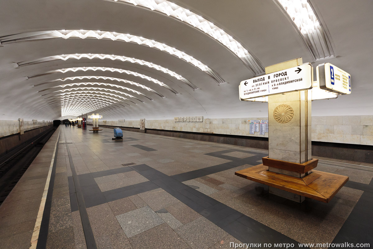 Фотография станции Перово (Калининская линия, Москва). Вид по диагонали.