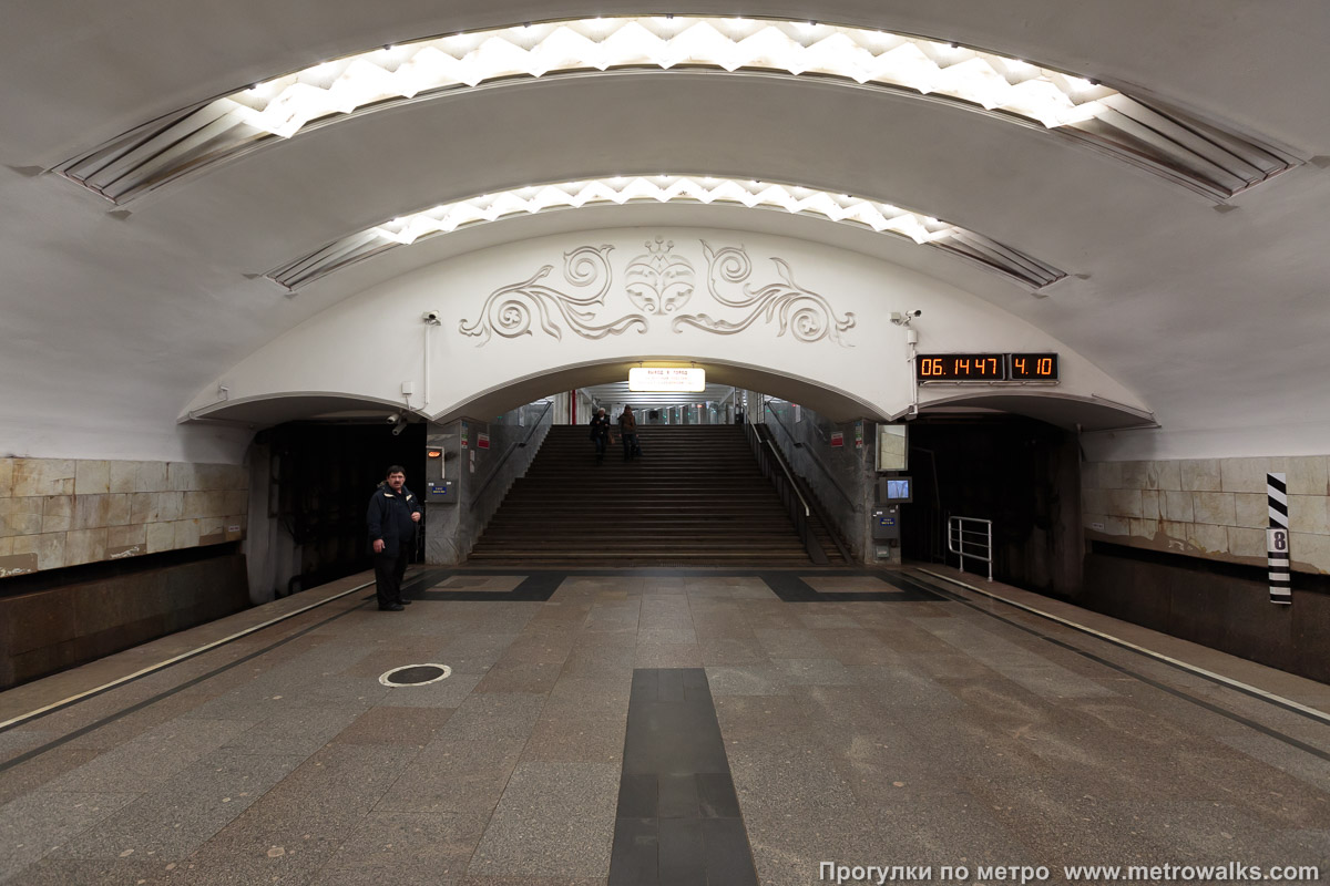 Фотография станции Перово (Калининская линия, Москва). Выход в город осуществляется по лестнице.
