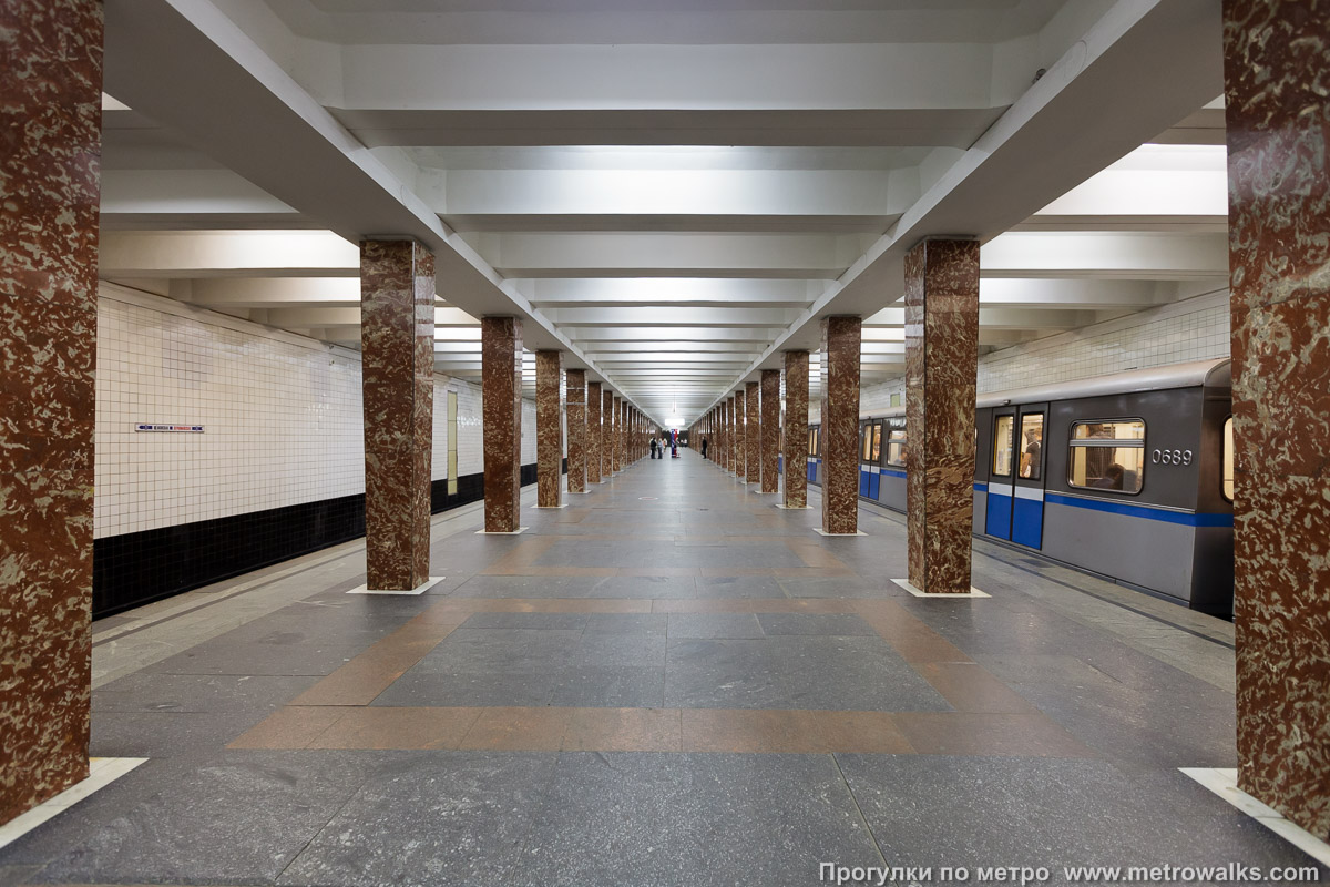 Фотография станции Первомайская (Арбатско-Покровская линия, Москва). Продольный вид центрального зала.