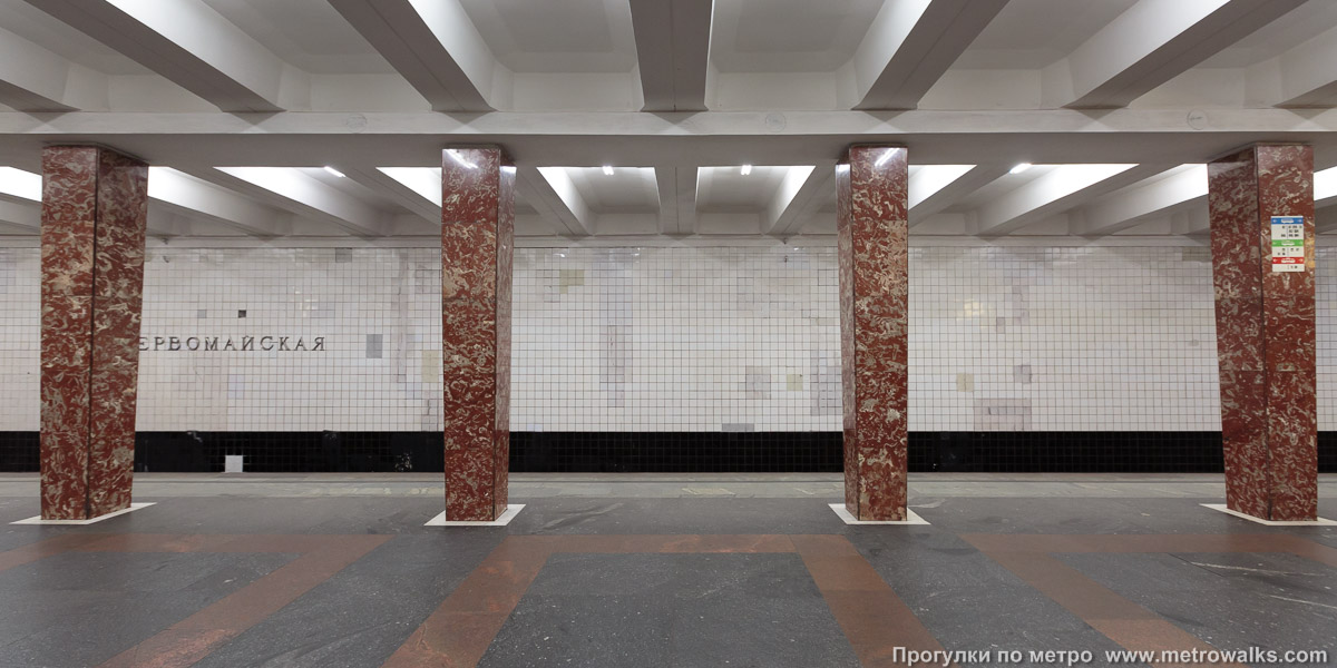 Фотография станции Первомайская (Арбатско-Покровская линия, Москва). Поперечный вид, проходы между колоннами из центрального зала на платформу.