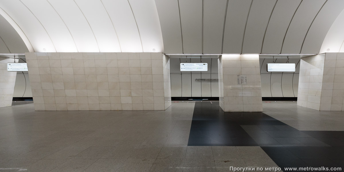 Фотография станции Петровско-Разумовская (Серпуховско-Тимирязевская линия, Москва) — второй зал. Поперечный вид, проходы между колоннами из центрального зала на платформу.