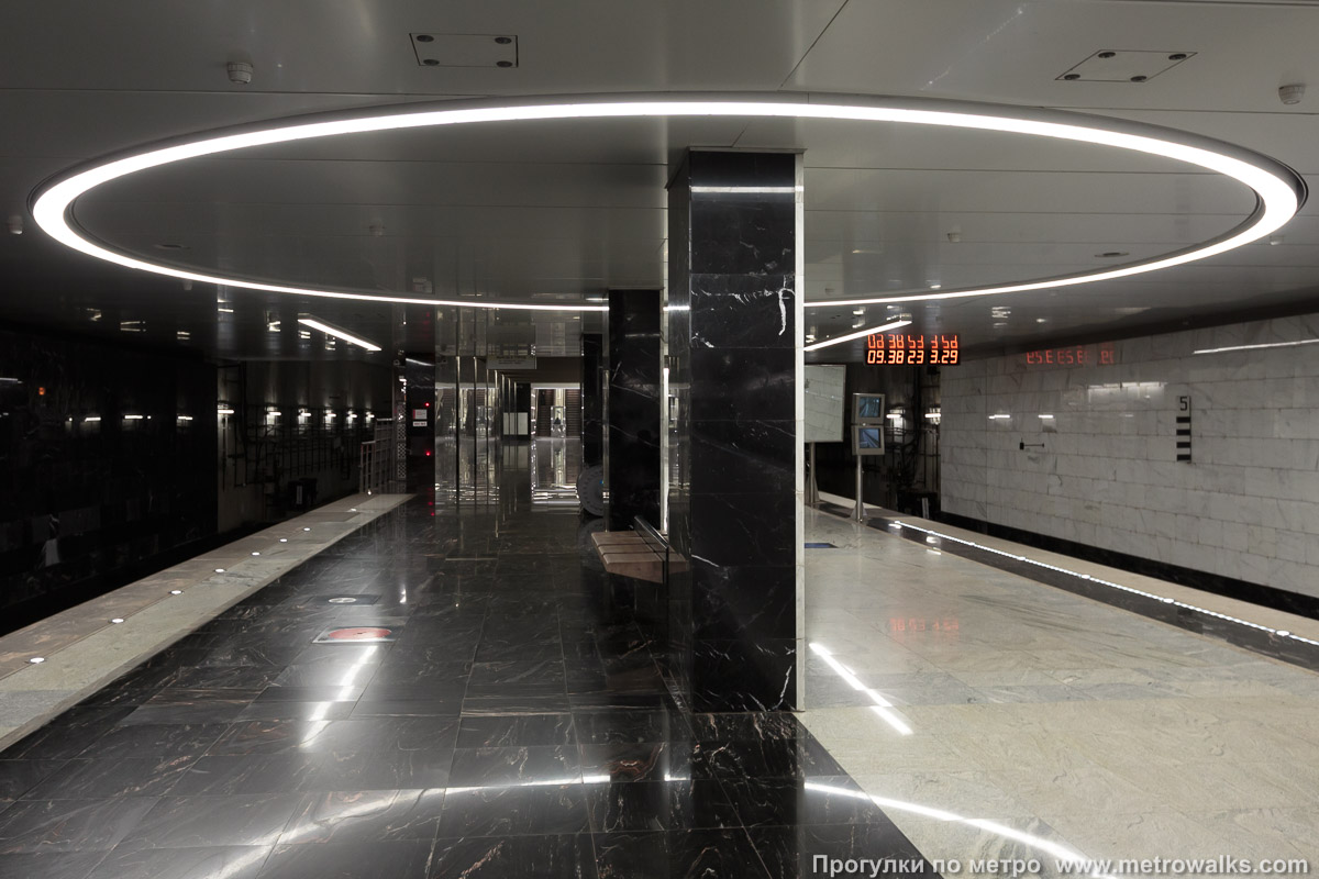 Фотография станции Пятницкое шоссе (Арбатско-Покровская линия, Москва). Часть станции около выхода в город. Северный выход в отдельно стоящий наземный вестибюль.