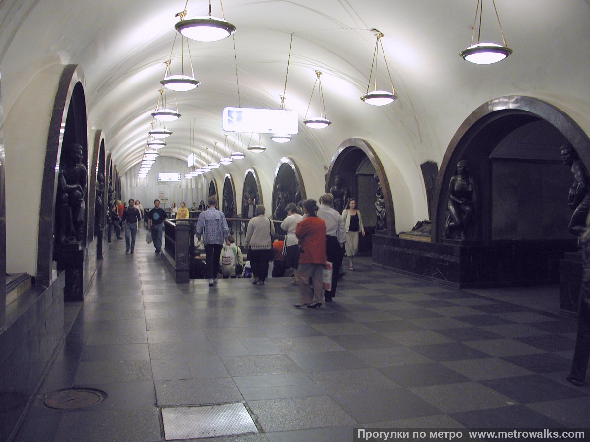 Фотография станции Площадь Революции (Арбатско-Покровская линия, Москва). Вид по диагонали.