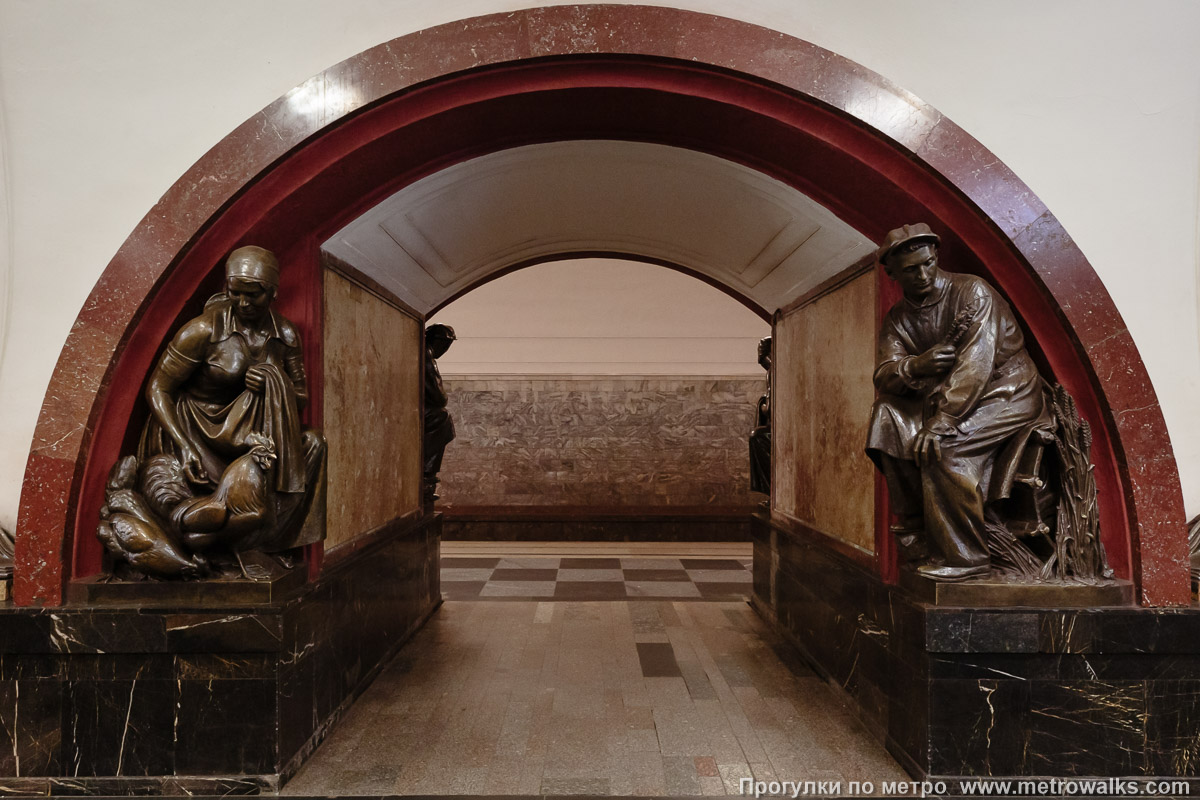 Фотография станции Площадь Революции (Арбатско-Покровская линия, Москва). Скульптуры у арки № 6. Колхозники. Фотография станции Площадь Революции (Арбатско-Покровская линия, Москва). Скульптуры у арки № 6. Колхозники.