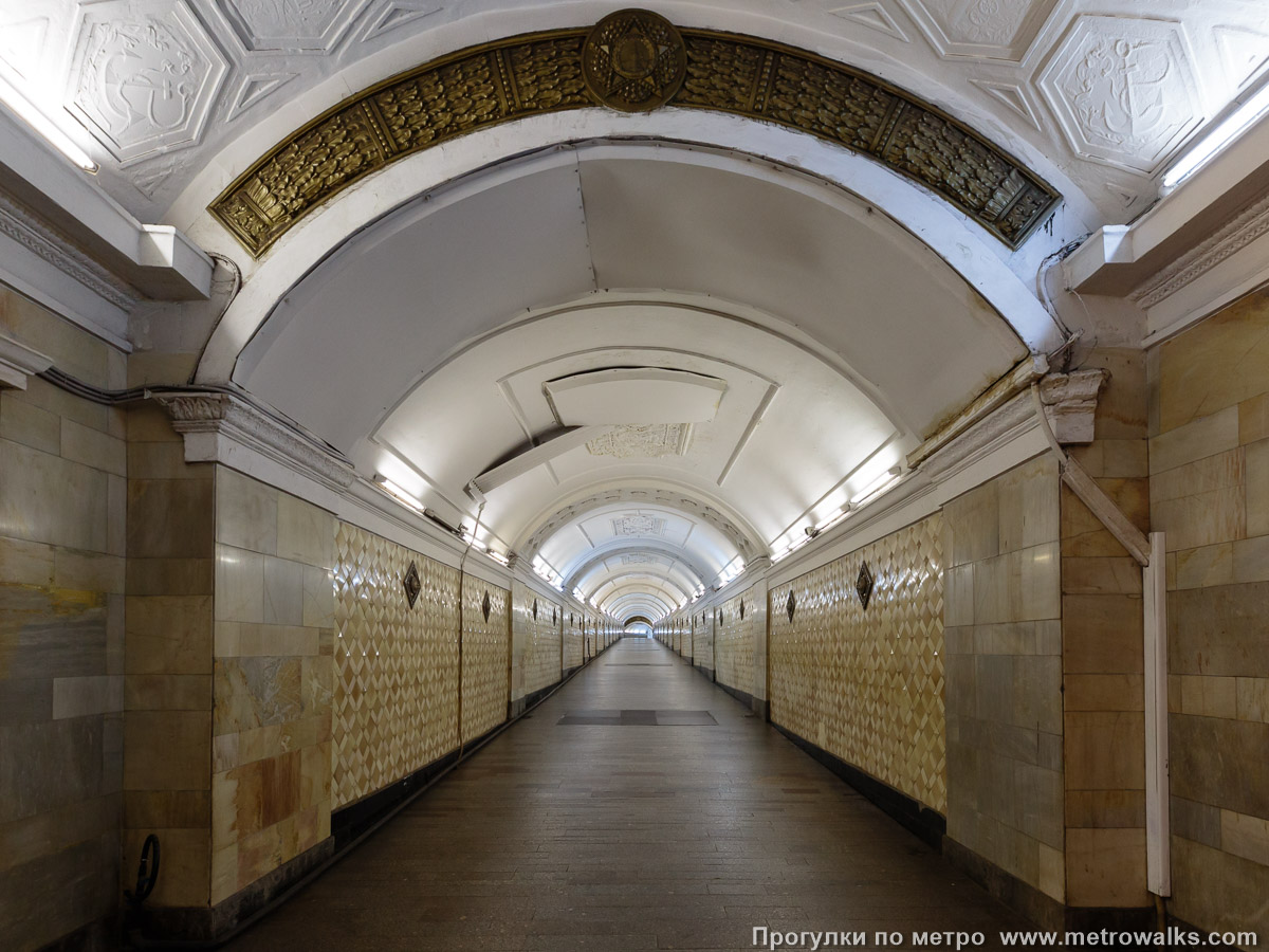 Фотография станции Площадь Революции (Арбатско-Покровская линия, Москва). Коридор перехода на станцию Театральную. Фотография станции Площадь Революции (Арбатско-Покровская линия, Москва). Коридор перехода на станцию Театральную.