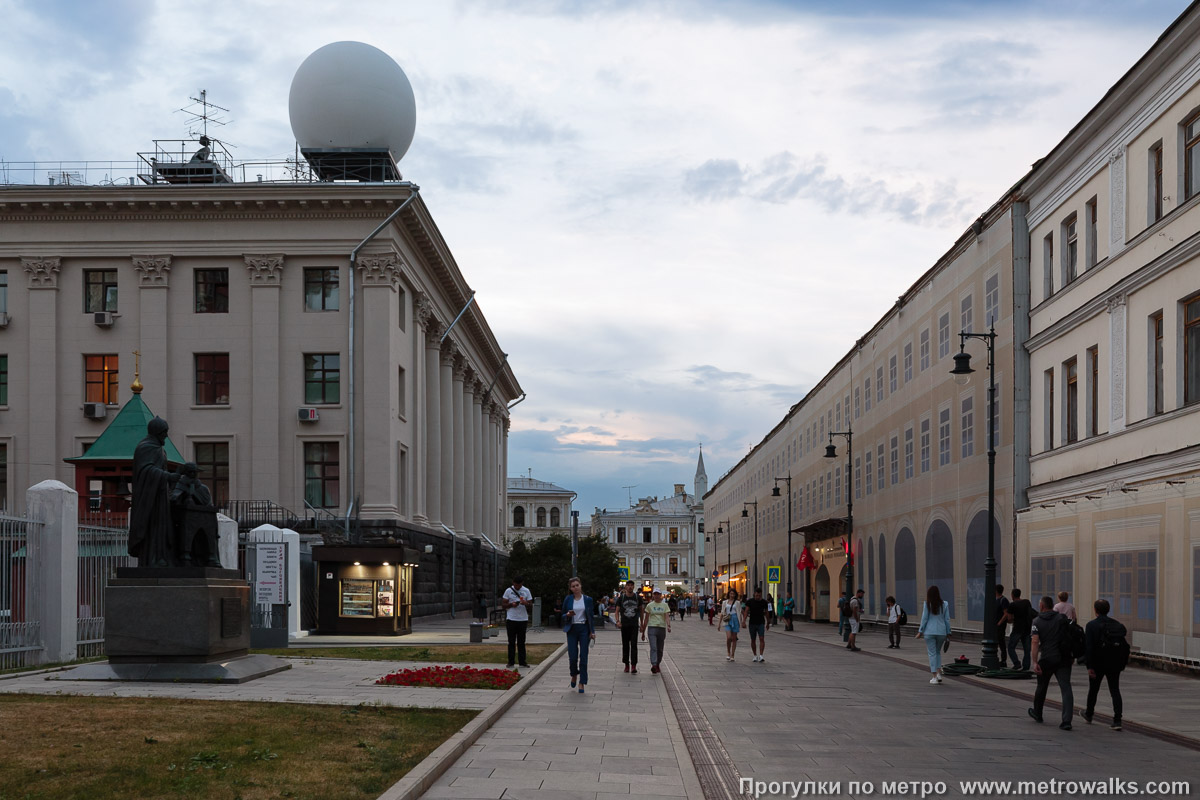 Фотография станции Площадь Революции (Арбатско-Покровская линия, Москва). Общий вид окрестностей станции. Богоявленский переулок рядом со вторым, восточным вестибюлем. Фотография станции Площадь Революции (Арбатско-Покровская линия, Москва). Общий вид окрестностей станции. Богоявленский переулок рядом со вторым, восточным вестибюлем.
