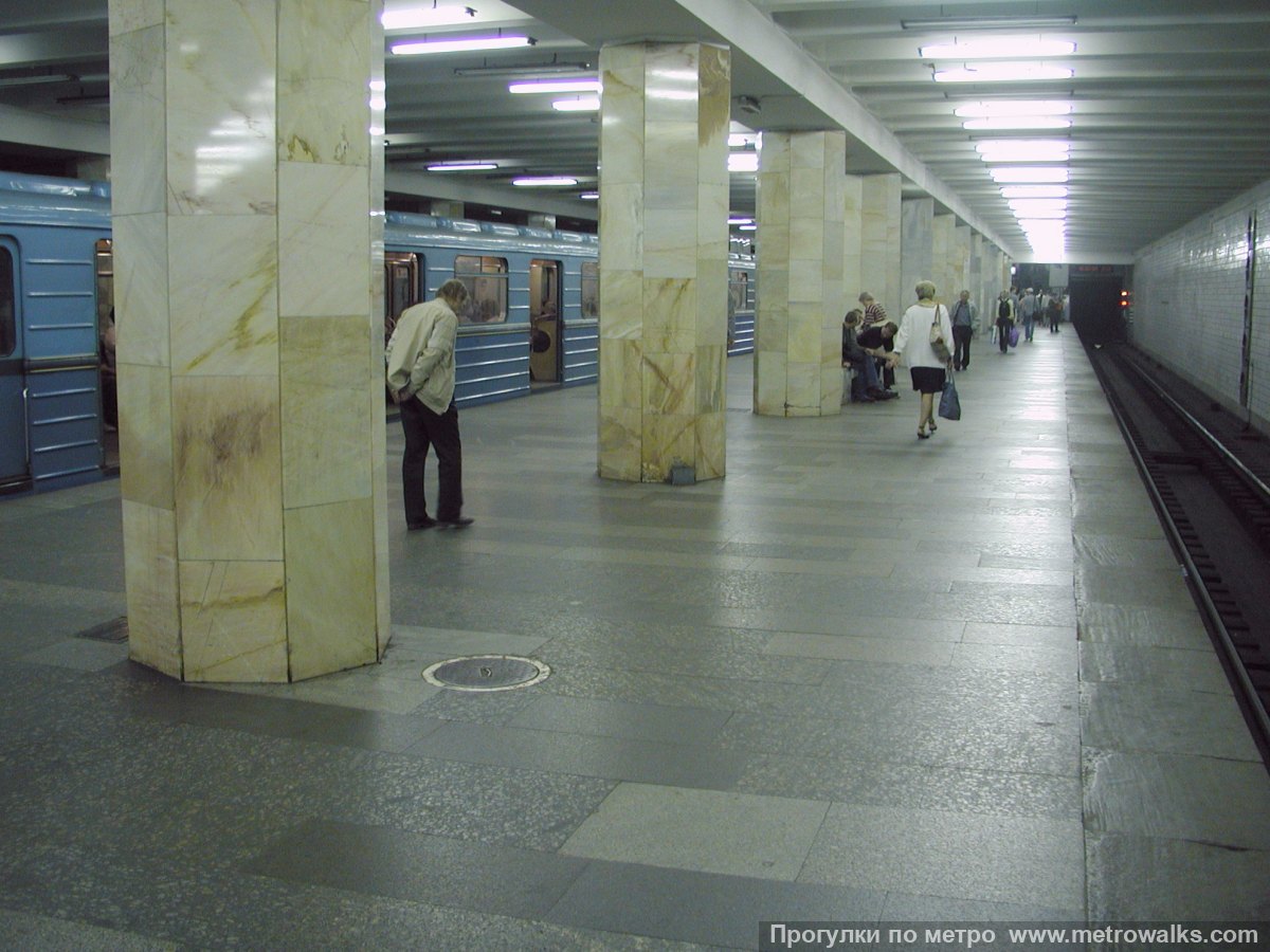 Фотография станции Полежаевская (Таганско-Краснопресненская линия, Москва). Продольный вид вдоль края платформы.