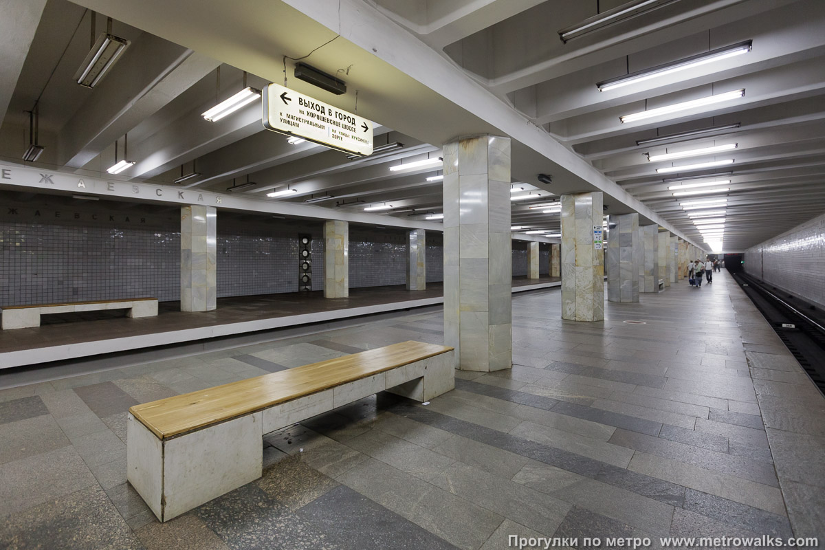 Фотография станции Полежаевская (Таганско-Краснопресненская линия, Москва). Вид с края платформы по диагонали на противоположную сторону сквозь центральный зал.