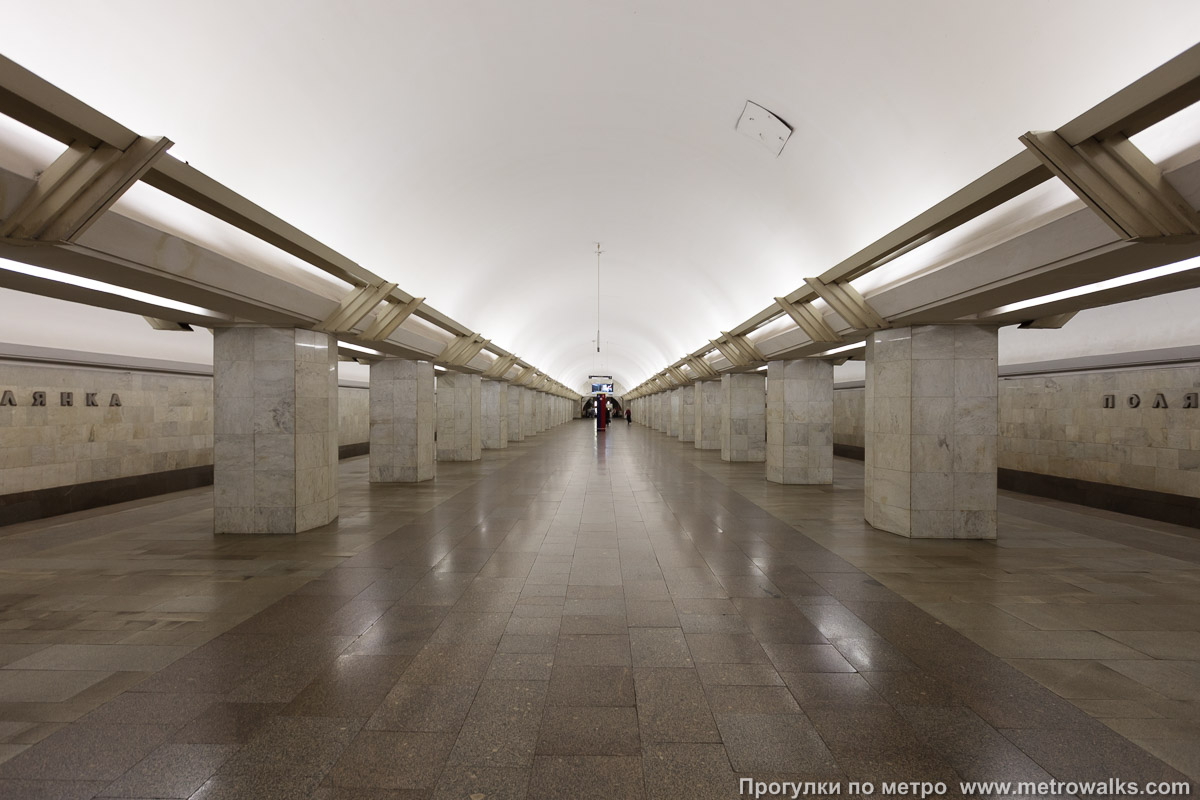 Фотография станции Полянка (Серпуховско-Тимирязевская линия, Москва). Центральный зал станции, вид вдоль от глухого торца в сторону выхода.