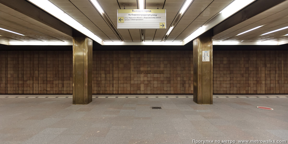 Фотография станции Пражская (Серпуховско-Тимирязевская линия, Москва). Поперечный вид, проходы между колоннами из центрального зала на платформу.