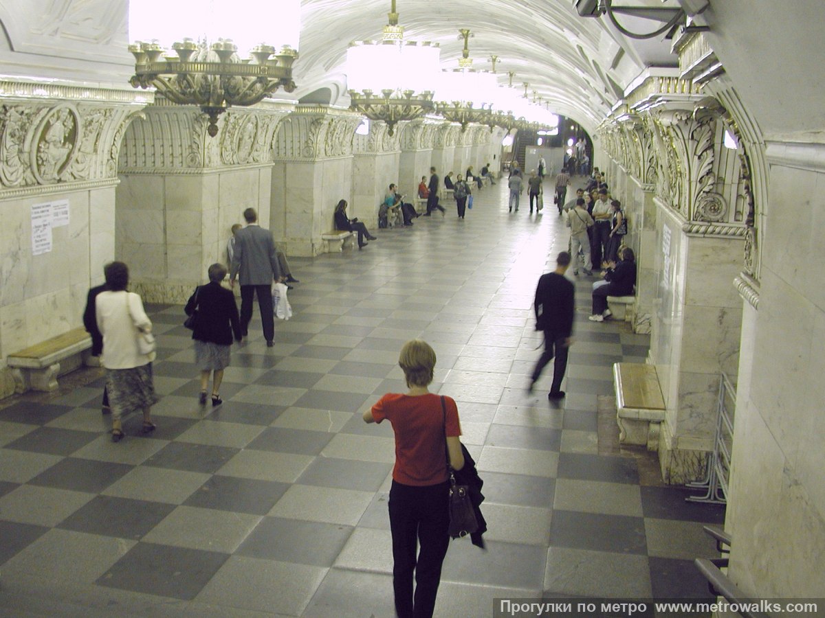 Фотография станции Проспект Мира (Кольцевая линия, Москва). Спуск на станцию по лестнице.