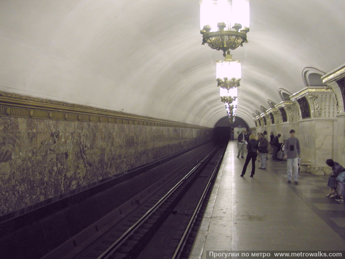 Фотография станции Проспект Мира (Кольцевая линия, Москва). Боковой зал станции и посадочная платформа, общий вид.
