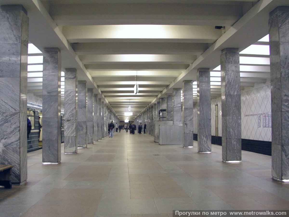 Фотография станции Профсоюзная (Калужско-Рижская линия, Москва). Продольный вид центрального зала. Исторический снимок 2003 года.