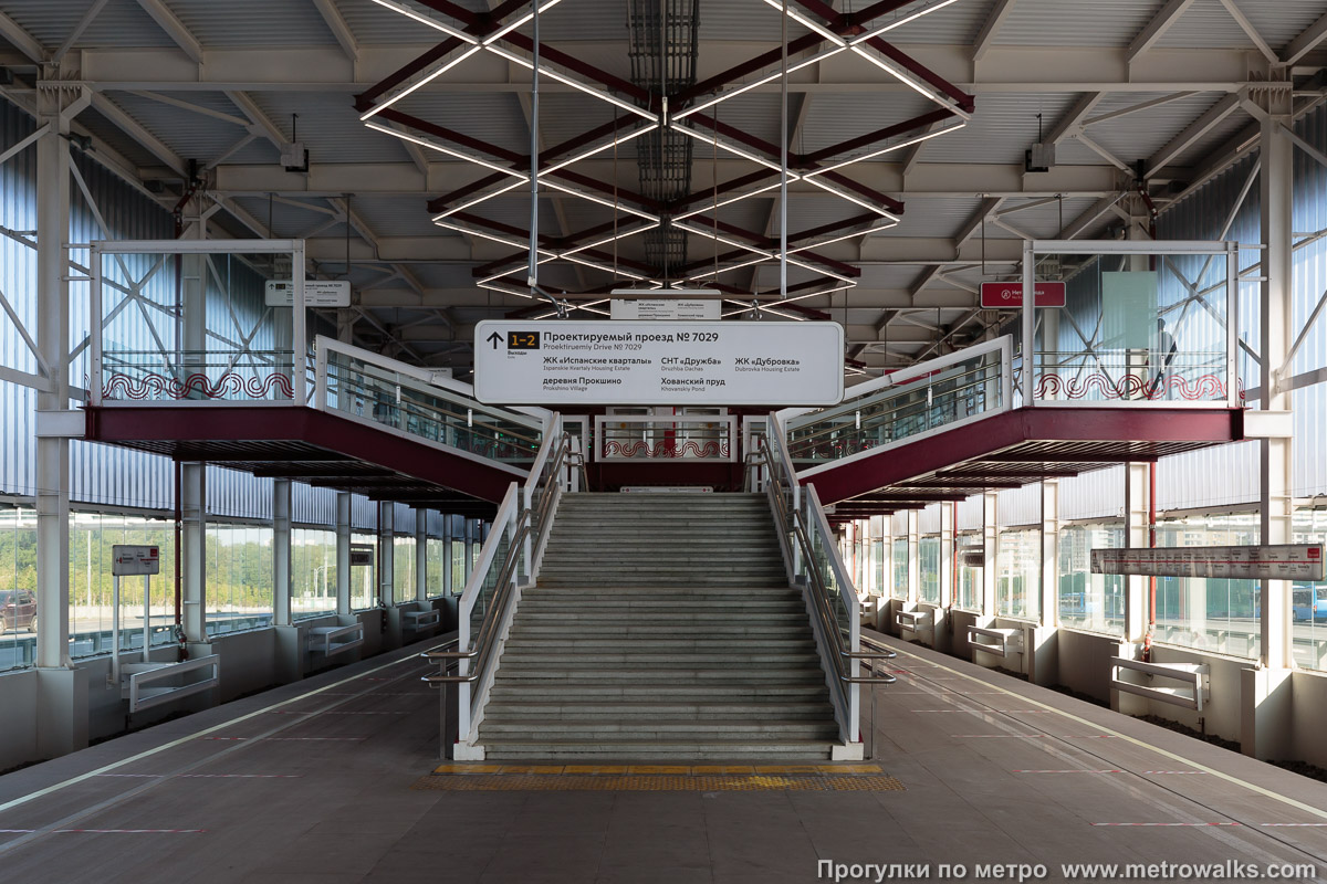 Фотография станции Прокшино (Сокольническая линия, Москва). Выход в город осуществляется по лестнице.