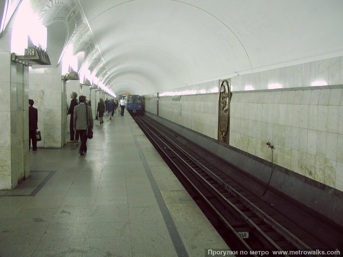 Фотография станции Пушкинская (Таганско-Краснопресненская линия, Москва). Боковой зал станции и посадочная платформа, общий вид.
