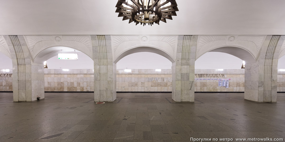 Фотография станции Пушкинская (Таганско-Краснопресненская линия, Москва). Поперечный вид, проходы между колоннами из центрального зала на платформу.
