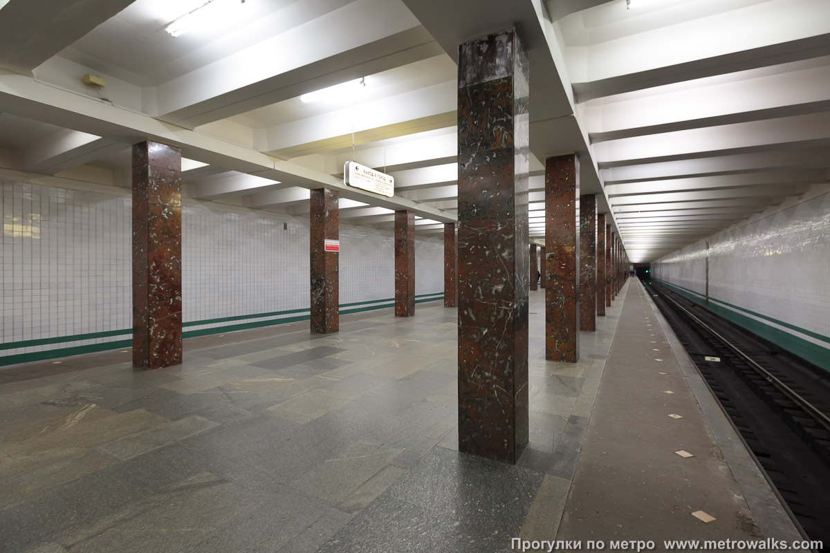 Фотография станции Речной вокзал (Замоскворецкая линия, Москва). Вид с края платформы по диагонали на противоположную сторону сквозь центральный зал.