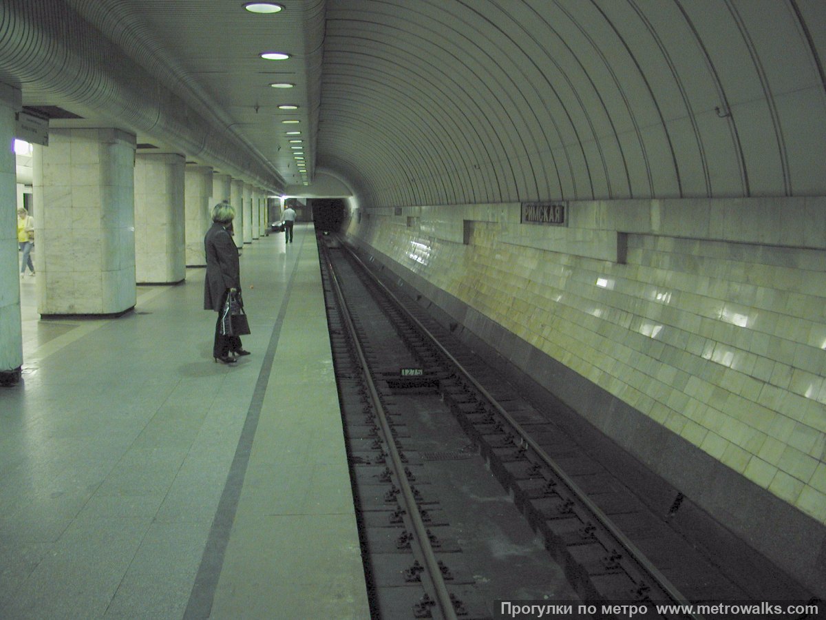Фотография станции Римская (Люблинско-Дмитровская линия, Москва). Боковой зал станции и посадочная платформа, общий вид.