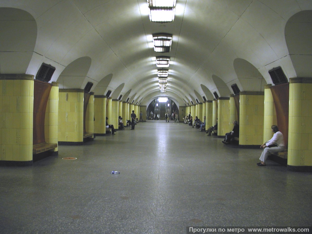 Фотография станции Рижская (Калужско-Рижская линия, Москва). Центральный зал станции, вид вдоль от глухого торца в сторону выхода.