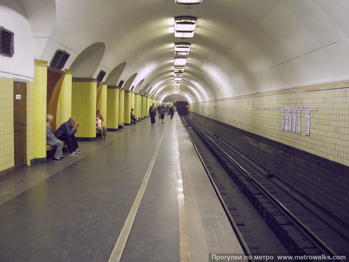 Фотография станции Рижская (Калужско-Рижская линия, Москва). Боковой зал станции и посадочная платформа, общий вид.