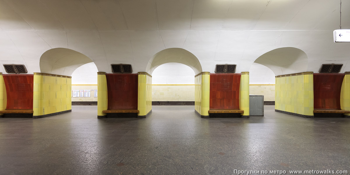 Фотография станции Рижская (Калужско-Рижская линия, Москва). Поперечный вид, проходы между пилонами из центрального зала на платформу.