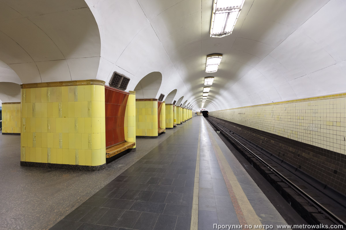 Фотография станции Рижская (Калужско-Рижская линия, Москва). Боковой зал станции и посадочная платформа, общий вид.