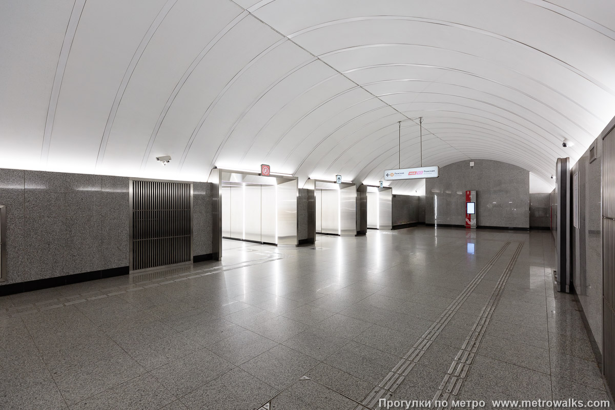 Фотография станции Рижская (Большая кольцевая линия, Москва). В начале перехода между станциями Рижскими Большой кольцевой и Калужско-Рижской линий. Фотография станции Рижская (Большая кольцевая линия, Москва). В начале перехода между станциями Рижскими Большой кольцевой и Калужско-Рижской линий.