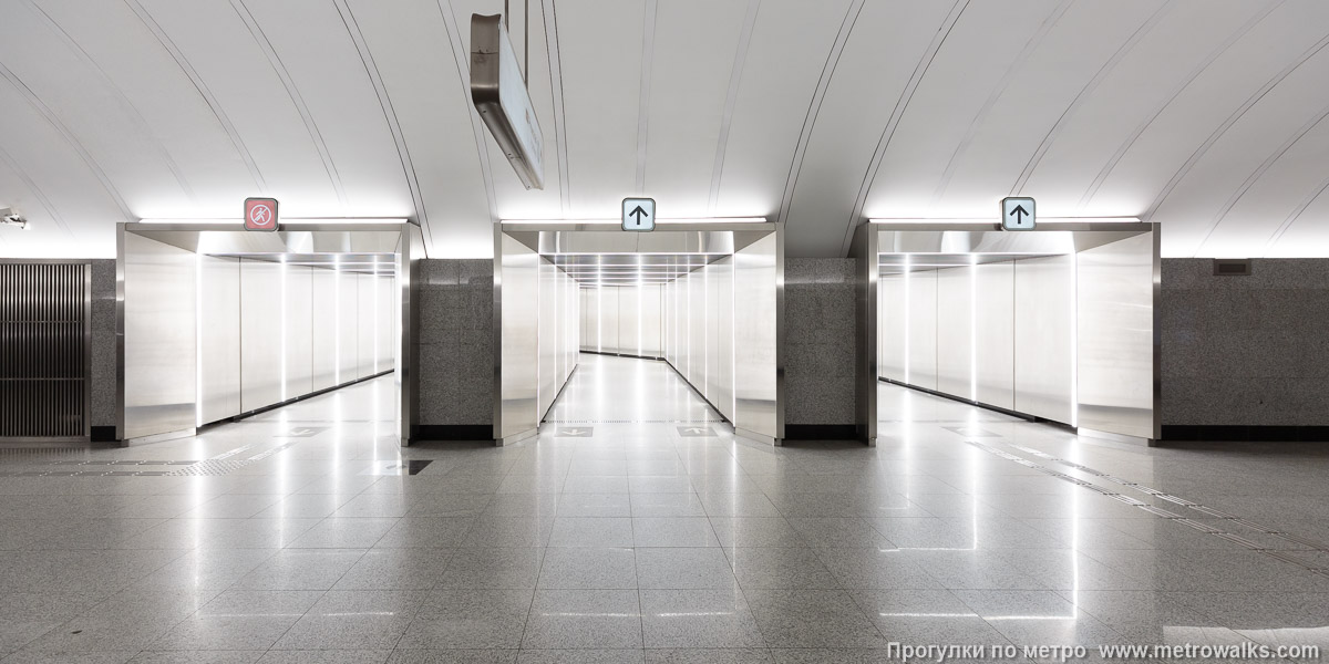 Фотография станции Рижская (Большая кольцевая линия, Москва). Переход между БКЛ и КРЛ состоит из нескольких последовательных относительно широких тоннелей, соиденённых узкими штольнями. Фотография станции Рижская (Большая кольцевая линия, Москва). Переход между БКЛ и КРЛ состоит из нескольких последовательных относительно широких тоннелей, соиденённых узкими штольнями.