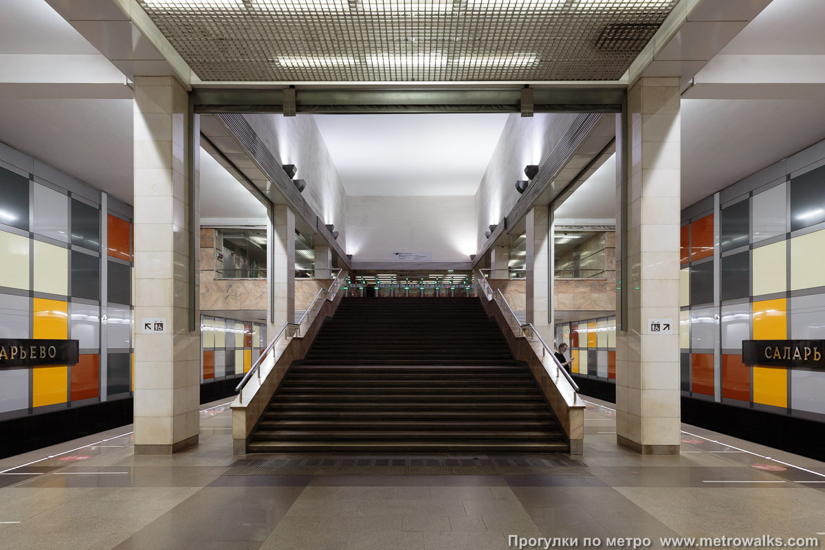 Фотография станции Саларьево (Сокольническая линия, Москва). Выход в город осуществляется по лестнице.