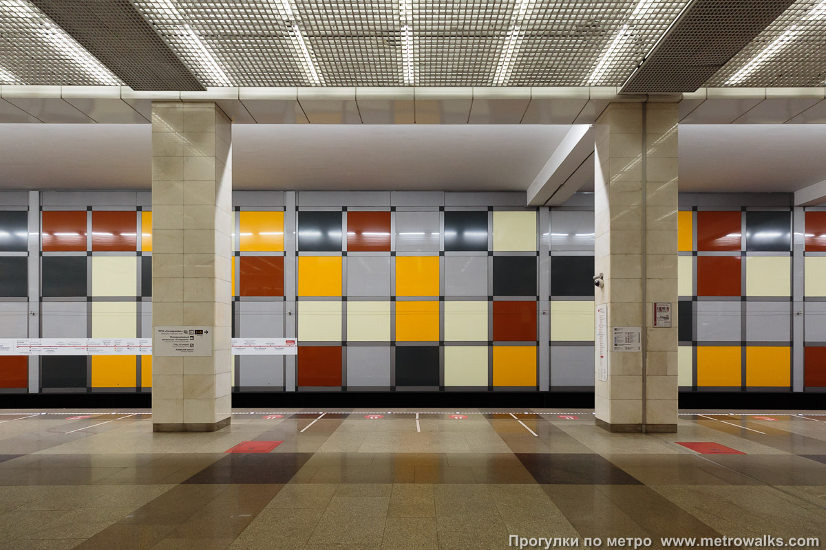 Фотография станции Саларьево (Сокольническая линия, Москва). Поперечный вид, проходы между колоннами из центрального зала на платформу.