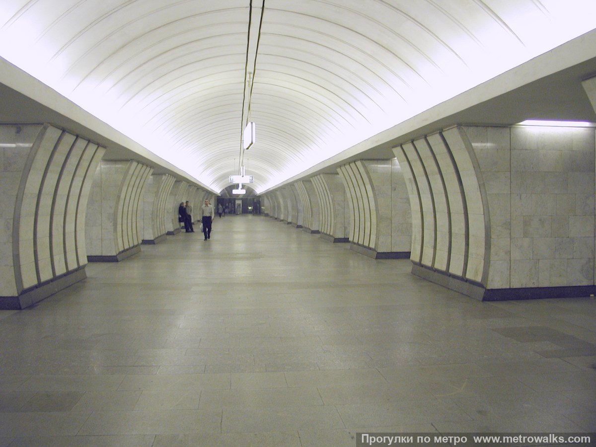 Фотография станции Савёловская (Серпуховско-Тимирязевская линия, Москва). Центральный зал станции, вид вдоль от глухого торца в сторону выхода.