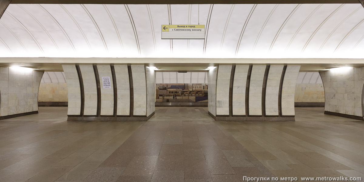Фотография станции Савёловская (Серпуховско-Тимирязевская линия, Москва). Поперечный вид, проходы между пилонами из центрального зала на платформу.