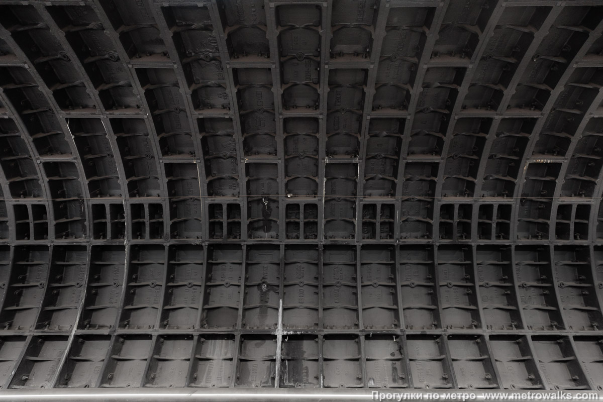 Фотография станции Савёловская (Большая кольцевая линия, Москва). Путевая стена. Чугунные тюбинги без какой-либо отделки.