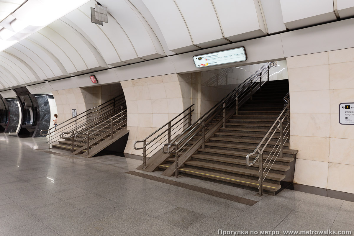 Фотография станции Савёловская (Большая кольцевая линия, Москва). Выход в город, лестница из центрального зала станции в переходный коридор к эскалаторам. Основной выход к Савёловскому вокзалу находится в центральной части станции.