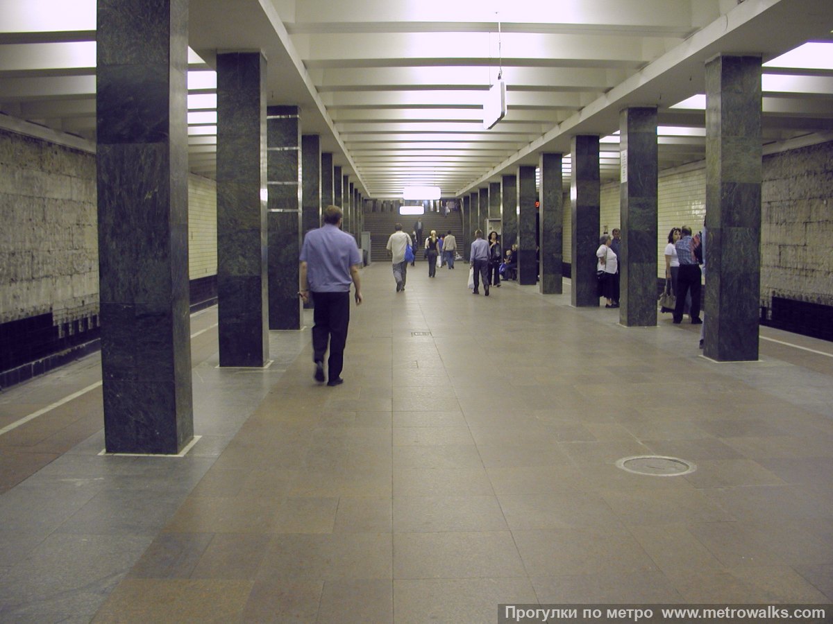 Фотография станции Щёлковская (Арбатско-Покровская линия, Москва). Продольный вид центрального зала. Историческое фото 2002 года, на заднем плане виден фрагмент демонтируемой керамической облицовки.
