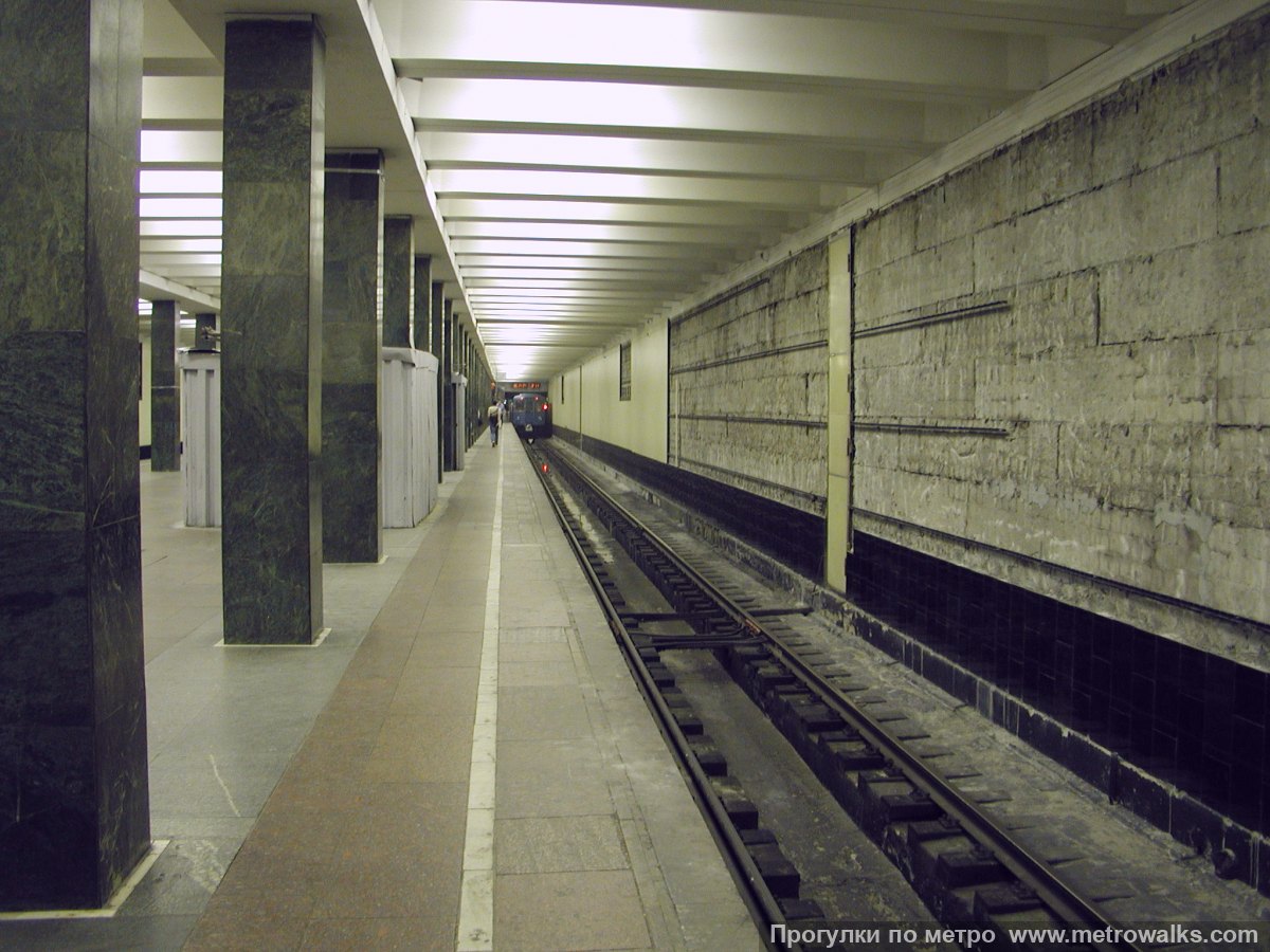 Фотография станции Щёлковская (Арбатско-Покровская линия, Москва). Боковой зал станции и посадочная платформа, общий вид. Историческое фото во время замены облицовки в 2002 году.