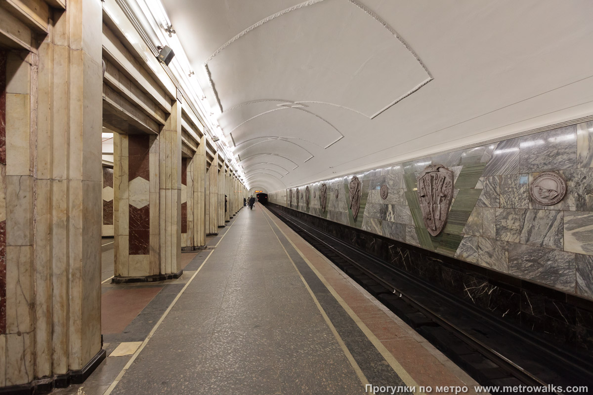 Фотография станции Семёновская (Арбатско-Покровская линия, Москва). Боковой зал станции и посадочная платформа, общий вид.