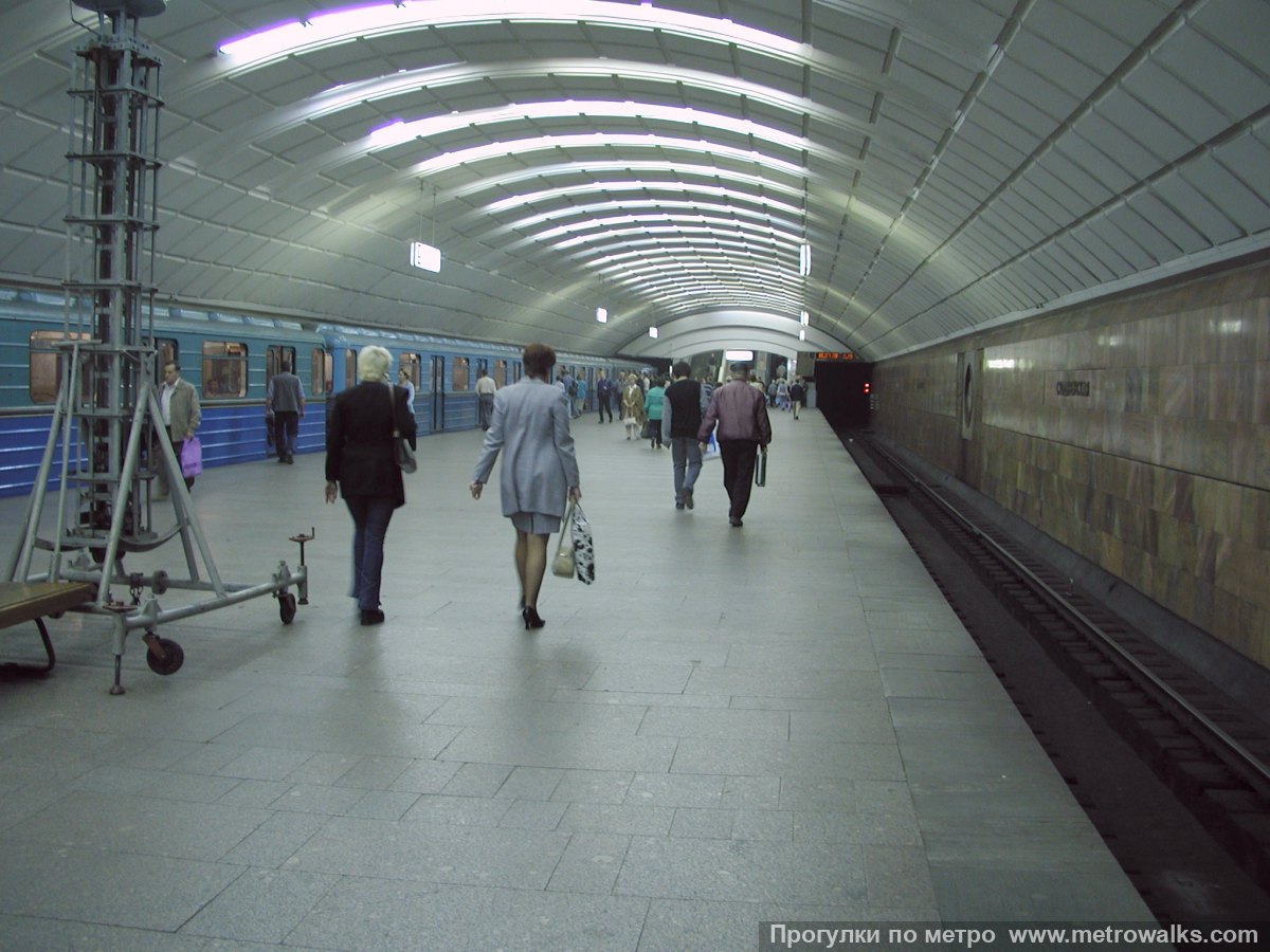 Фотография станции Сходненская (Таганско-Краснопресненская линия, Москва). Продольный вид вдоль края платформы.