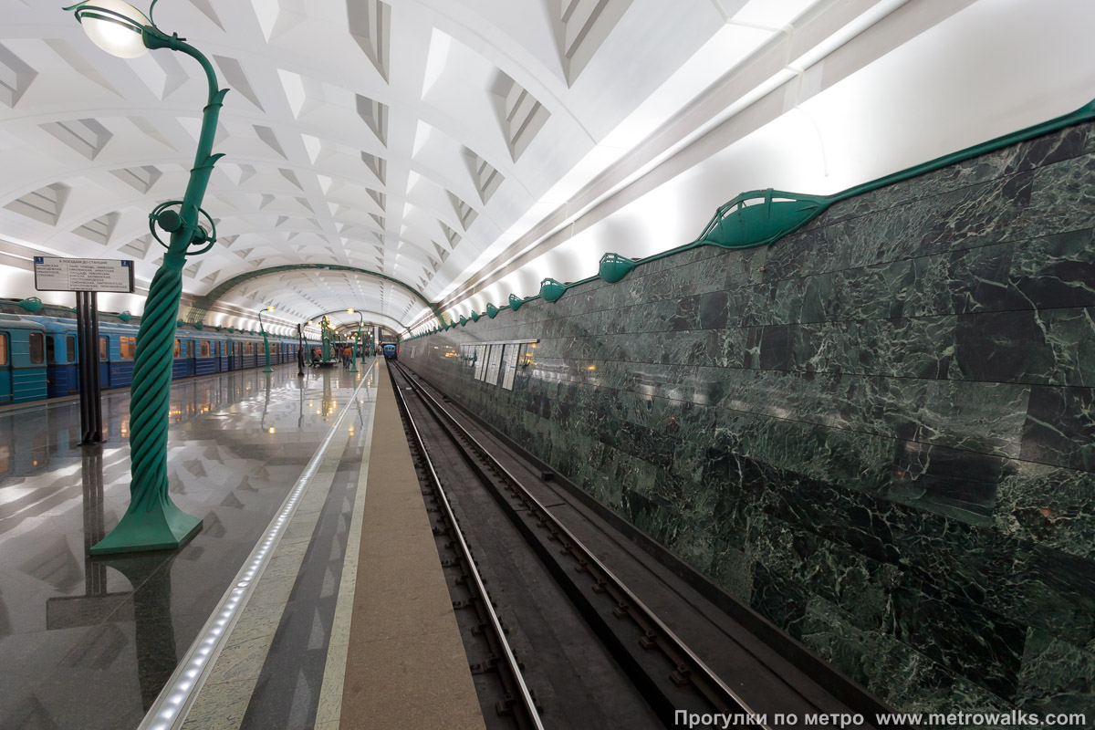 Фотография станции Славянский бульвар (Арбатско-Покровская линия, Москва). Край платформы, общий вид.