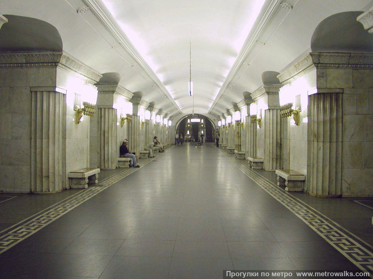 Фотография станции Смоленская (Арбатско-Покровская линия, Москва). Центральный зал станции, вид вдоль от глухого торца в сторону выхода.