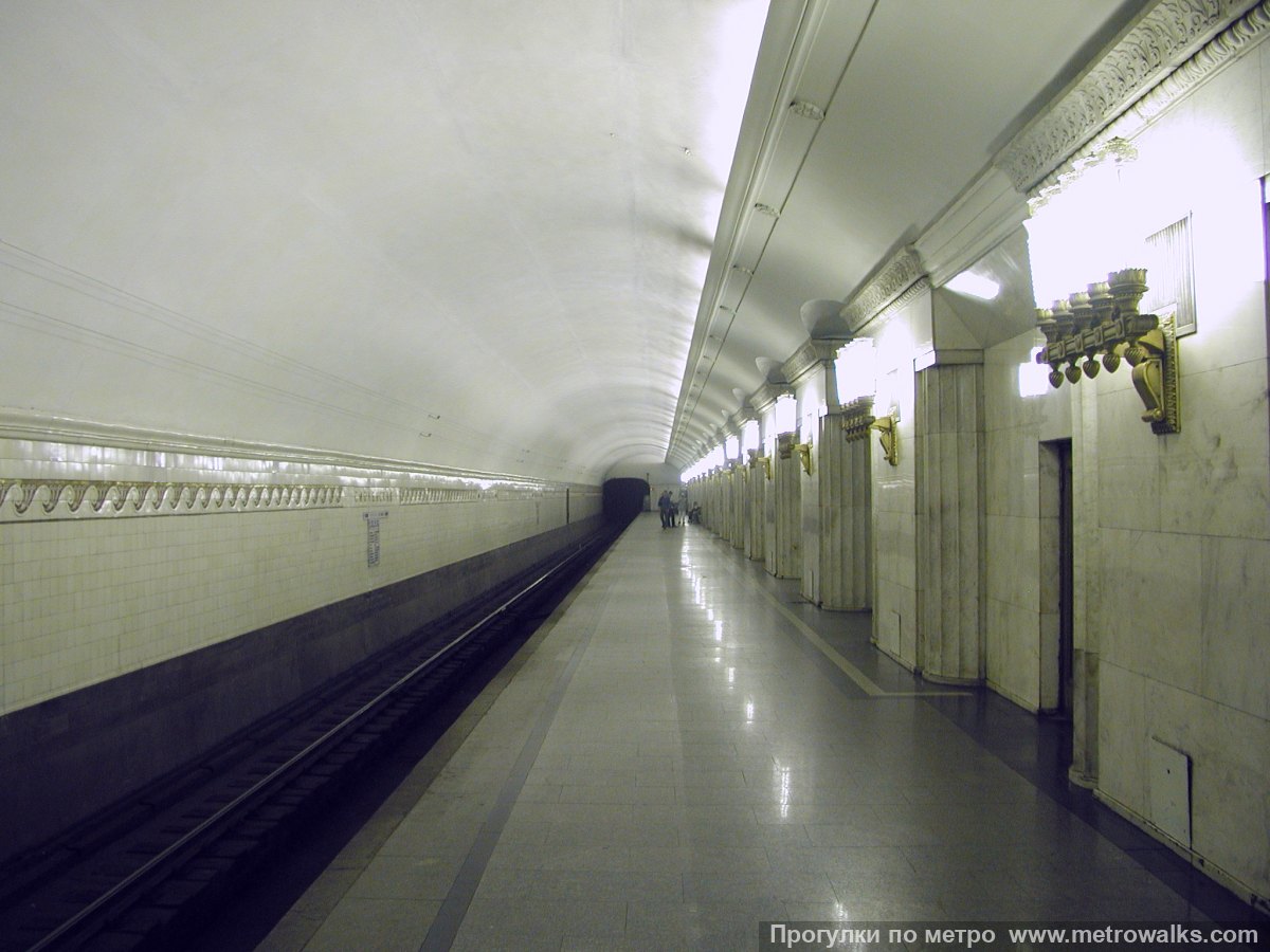 Фотография станции Смоленская (Арбатско-Покровская линия, Москва). Боковой зал станции и посадочная платформа, общий вид.