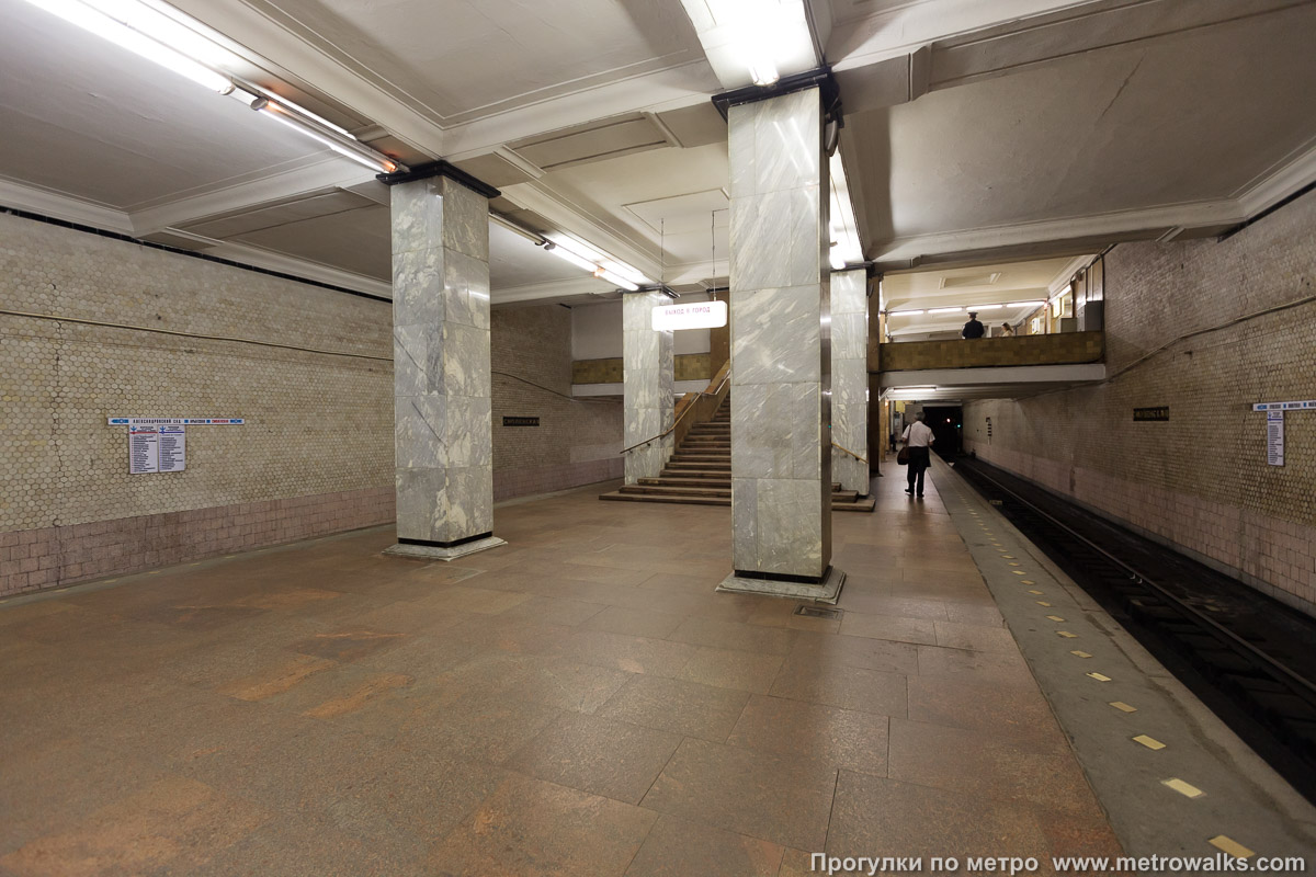 Фотография станции Смоленская (Филёвская линия, Москва). Вид с края платформы по диагонали на противоположную сторону сквозь центральный зал.