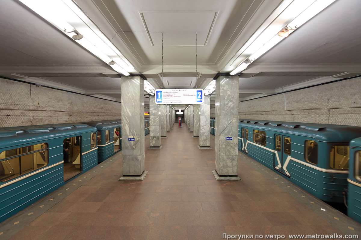 Фотография станции Смоленская (Филёвская линия, Москва). Спуск на станцию по лестнице.