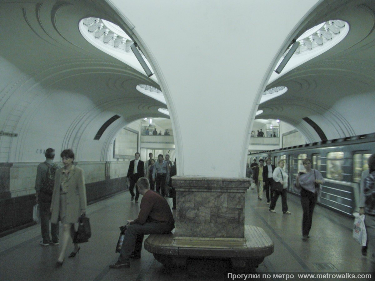 Фотография станции Сокол (Замоскворецкая линия, Москва). Колонна крупным планом.