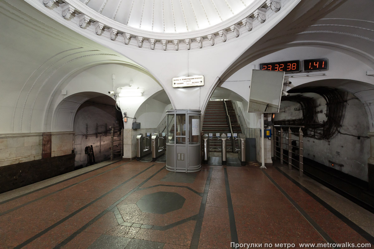 Фотография станции Сокол (Замоскворецкая линия, Москва). Выход в город осуществляется по лестнице. Дополнительный выход в торце.