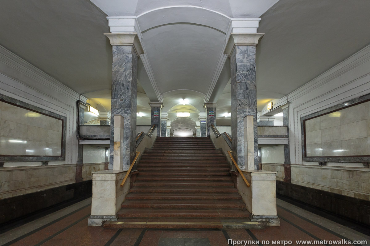 Фотография станции Сокол (Замоскворецкая линия, Москва). Выход в город осуществляется по лестнице. Основной выход в центральной части станции.