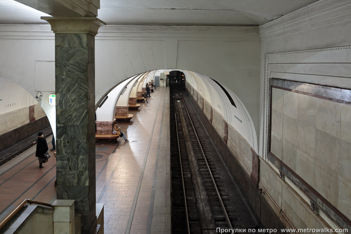 Фотография станции Сокол (Замоскворецкая линия, Москва). Спуск на станцию по лестнице.
