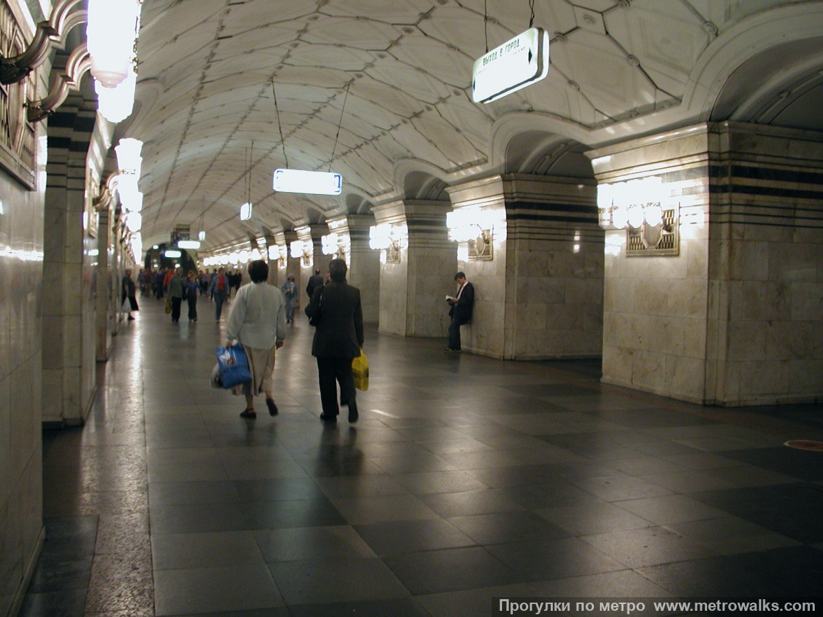Фотография станции Спортивная (Сокольническая линия, Москва). Вид по диагонали.