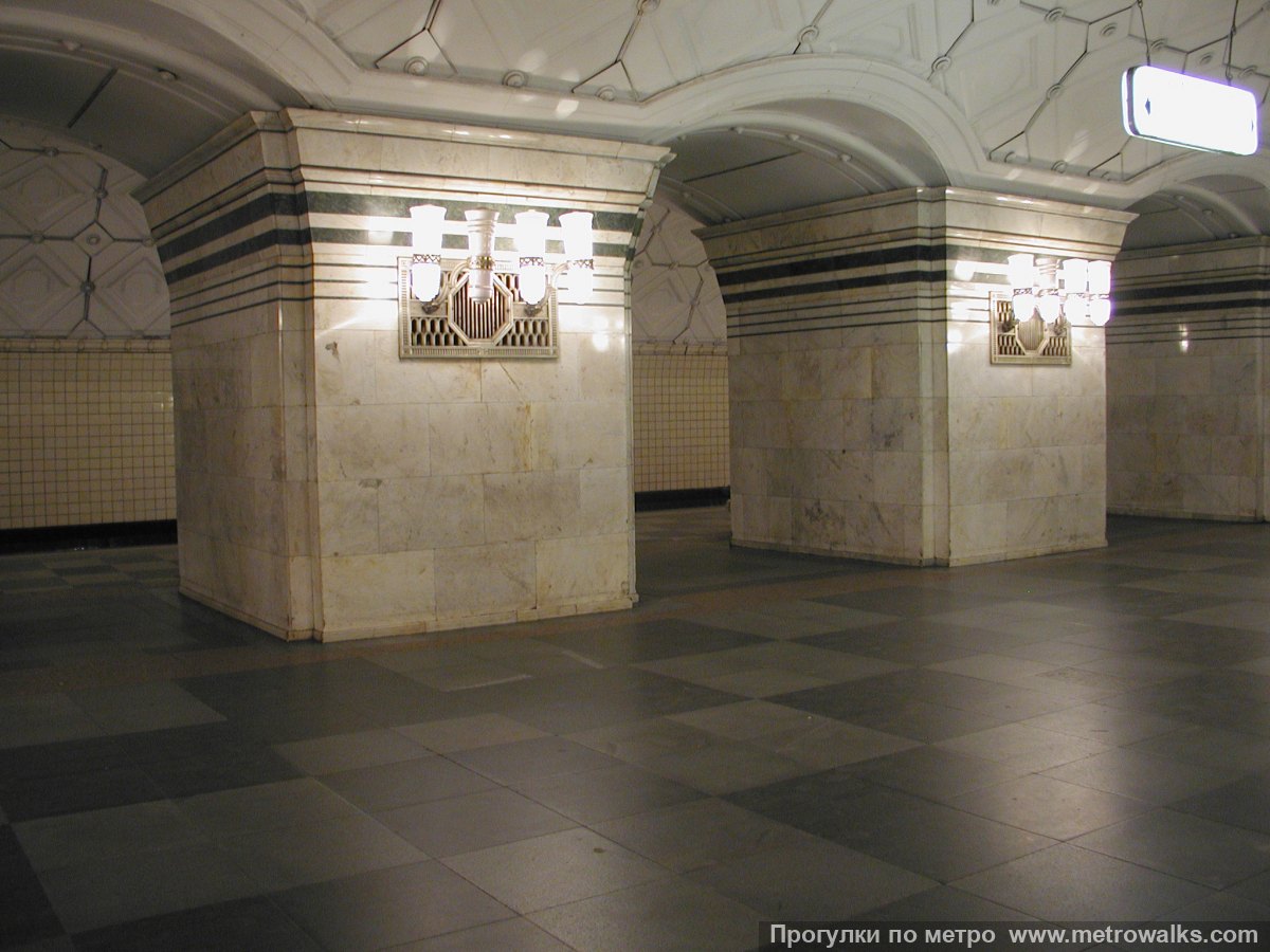 Фотография станции Спортивная (Сокольническая линия, Москва). Проход между центральным залом и посадочными платформами крупным планом.